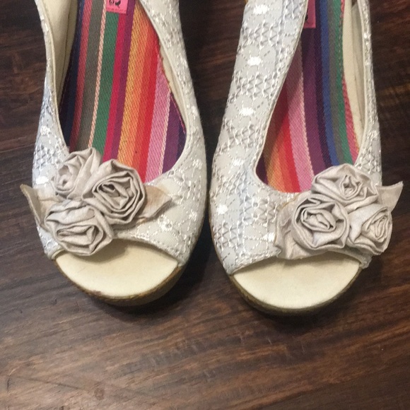 Cute cream colored wedges - Picture 7 of 9